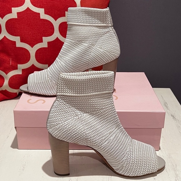 NWOT - Avec Les Filles White Heeled Peep Toe Boots - Picture 1 of 8